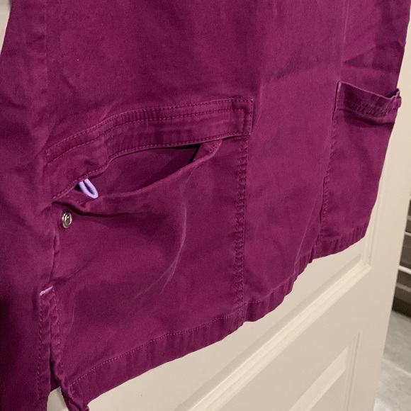 HEALTHPRO Scrub Too with pockets, badge ring and pen holder on sleeve - Picture 4 of 7